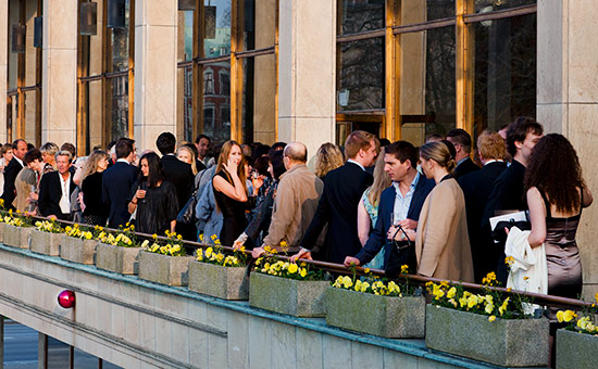 Personer som minglar på Malmö Operas balkong