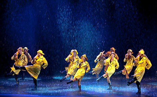 Bild från Singin in the rain. Dansare i gula regnrockar