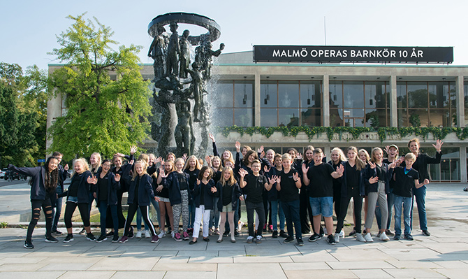 Malmö Operas barnkör utanför operahuset