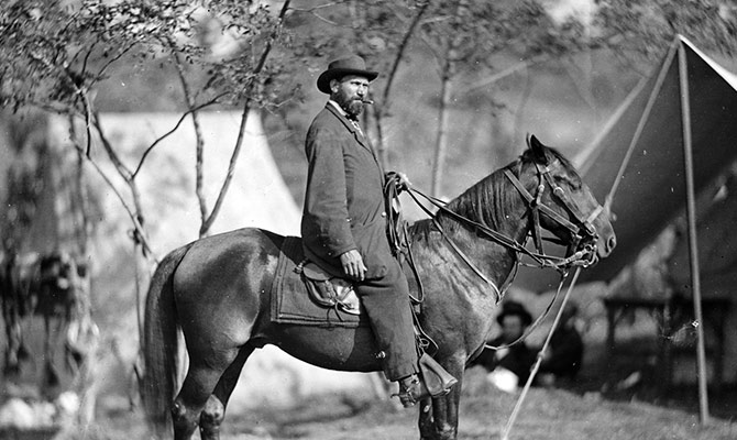 Allen Pinkerton på hästrygg