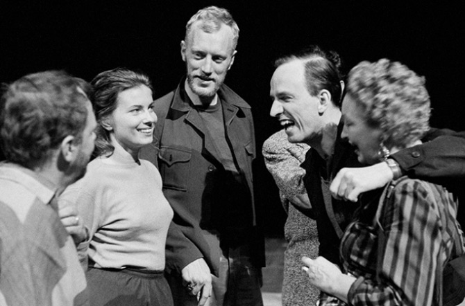 Ingmar Bergman skrattar med flera skådespelare på dåvarande Malmö Stadsteater 