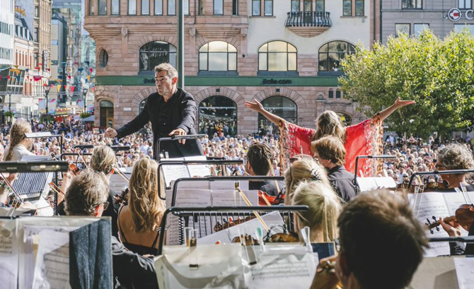 Malmö Operaorkester på Stortorget på Malmöfestivalen