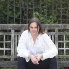 Johan sitter på en bänk utomhus