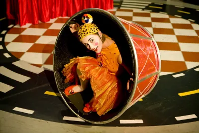 En skådespelare sitter inuti en trumma